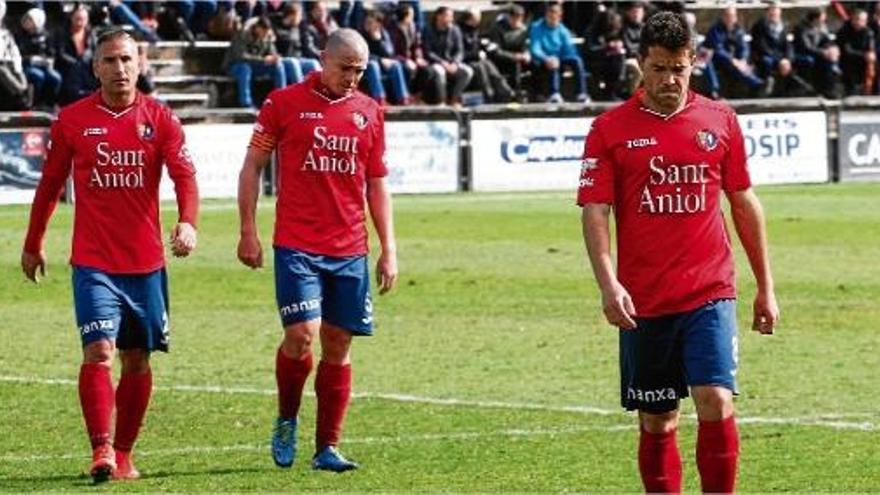 Héctor, Rojas i Jose, capcots en un partit a casa, són la imatge d&#039;un Olot en situació molt delicada per mantenir la categoria.