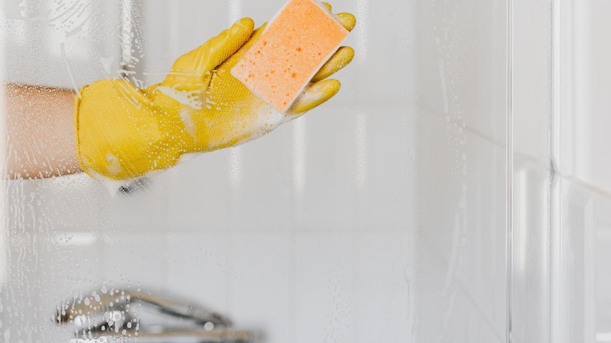 Se puede limpiar la mampara de la ducha con algunos métodos caseros muy sencillos