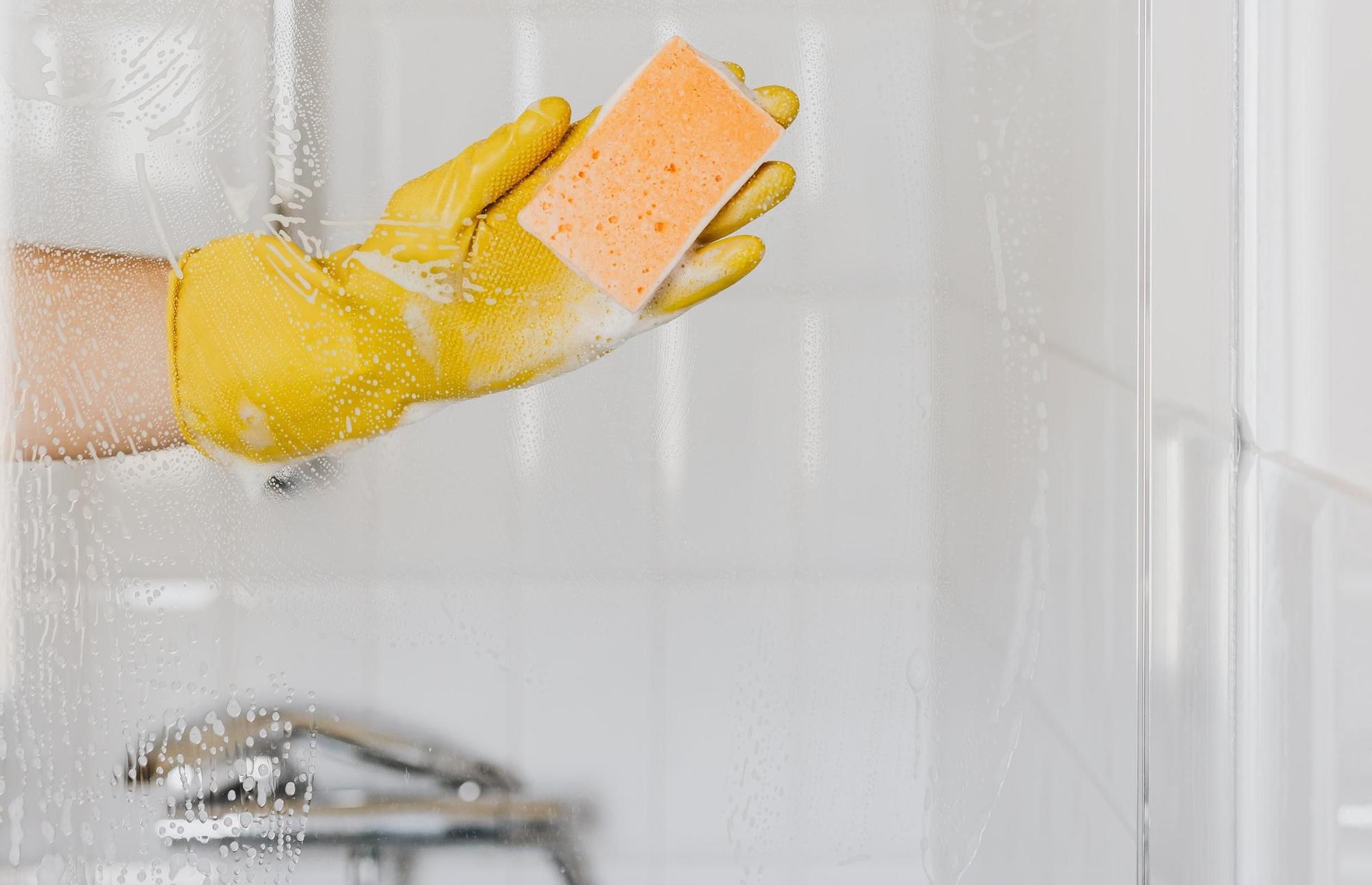 Cómo limpiar una mampara de baño con antical de serie
