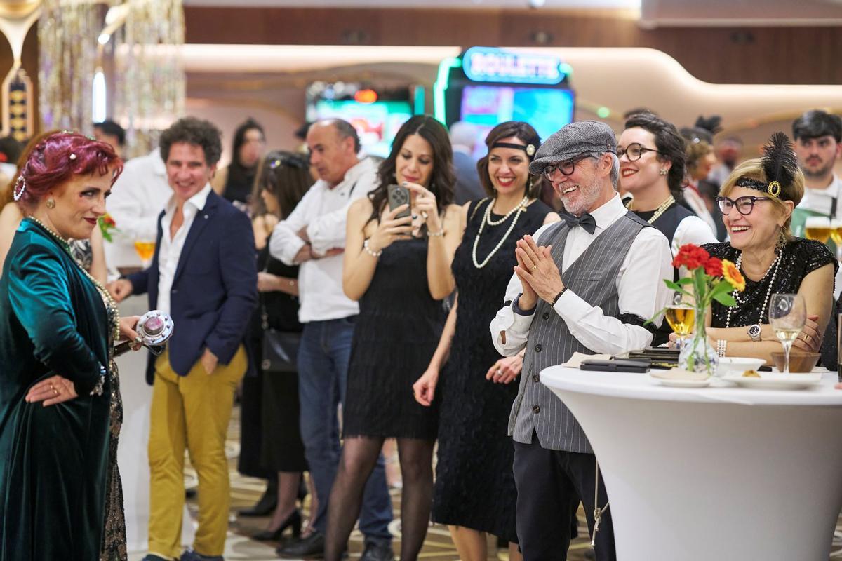 Le Bar Luthier y ClickClack Swing animaron la noche del Casino.