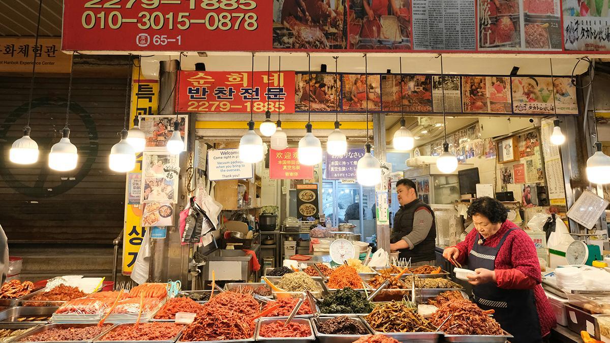 Un puesto de comida en Gwangjang Market, en Seúl, donde la gastronomía callejera forma parte esencial de la experiencia coreana.