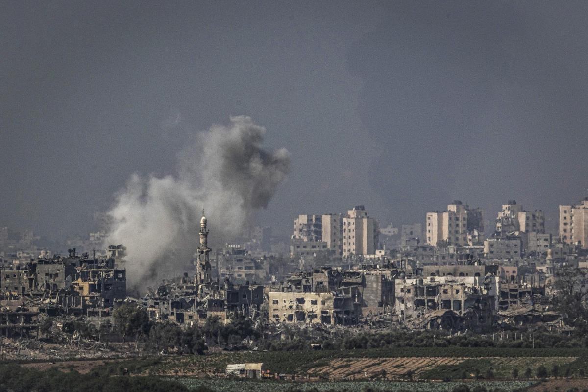 La columna de humo que levanta el último bombardeo de Israel sobre Gaza.