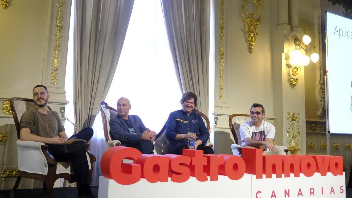 De izquierda a derecha:  Víctor Caleya, Pere Castells, David Chamorro y Juan Carlos Arboleya