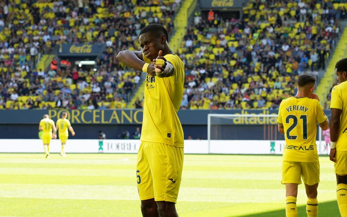 Thierno Barry celebra con rabia el gol que le anularon el pasado domingo en La Cerámica ante el Espanyol, el séptimo que el VAR le invalida.