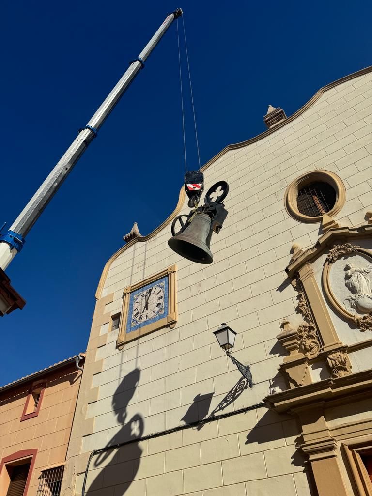 Descuelgan la campana  Santísimo Cristo de la Protección de Bétera para restaurarla