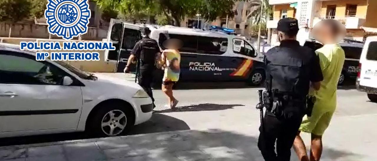 Familiares de arrestados por tráfico de drogas en Alicante vuelven al piso tras los registros para seguir traficando