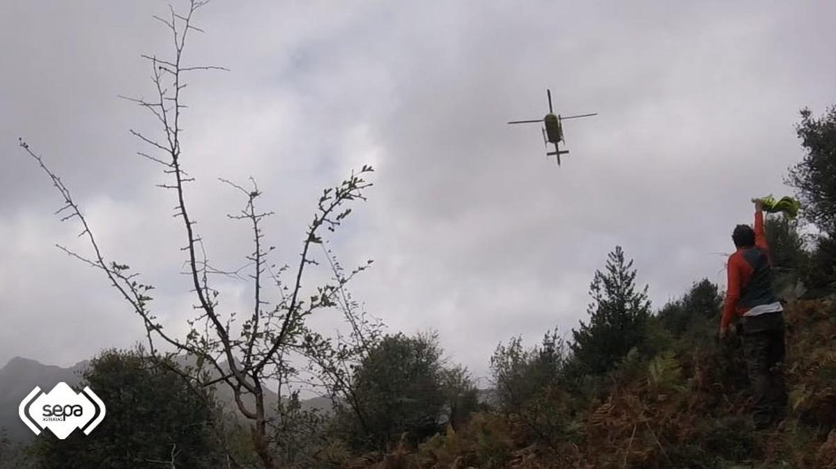 El helicóptero en la zona donde se produjo el accidente.