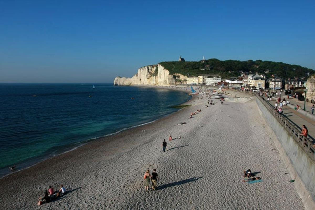 La playa de guijarros de Etretat ya tuvo ilustres visitantes como Monet y Boudin