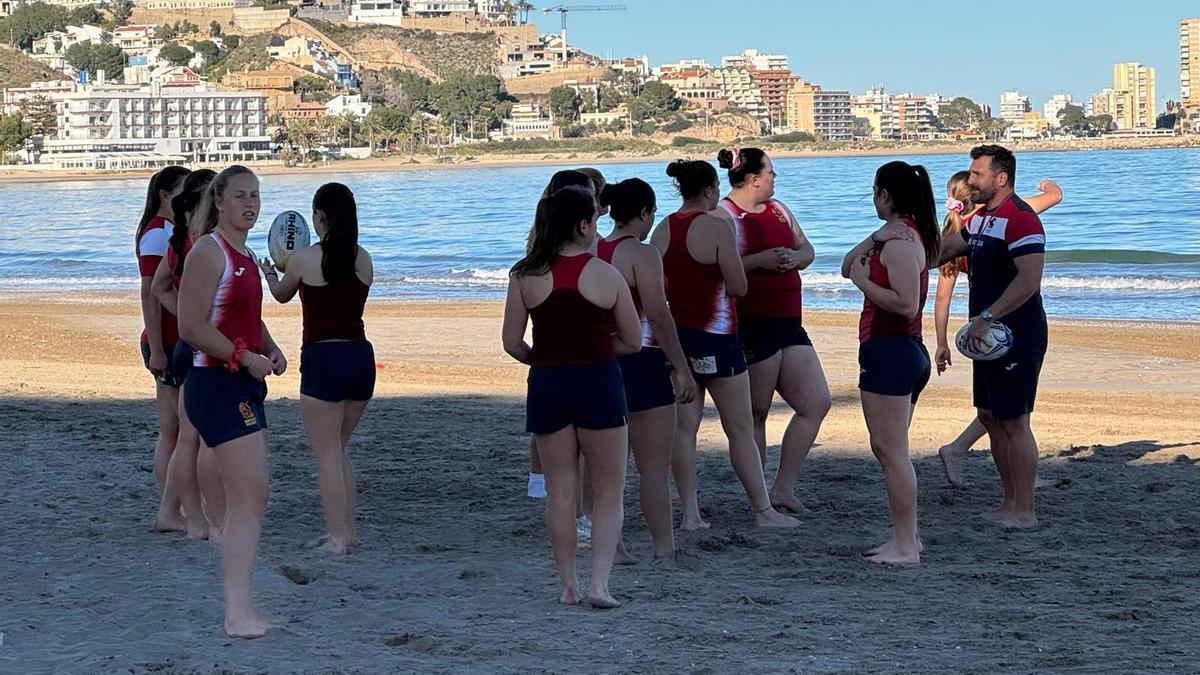 La selección española de rugby femenino se prepara en Cullera para su encuentro contra Suecia en Tavernes.