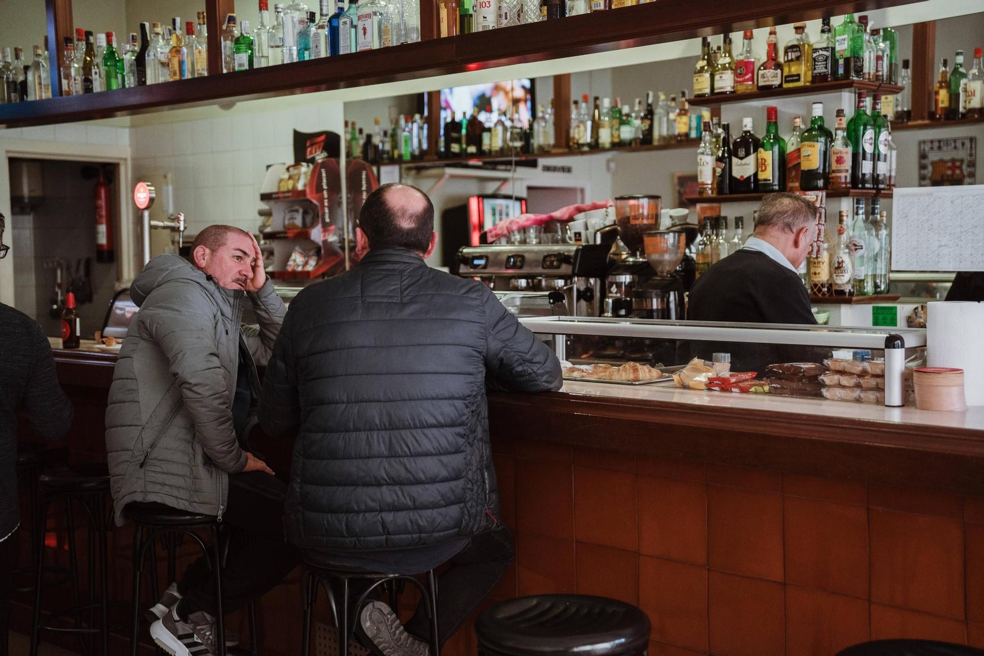 FOTOS | Se traspasa el Bar Junior de Santa Catalina de  Palma, el último refugio de la clientela local