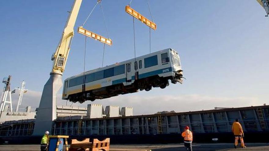 Embarque en el puerto de Avilés de uno de los trenes que Feve envió a Costa Rica en 2011.