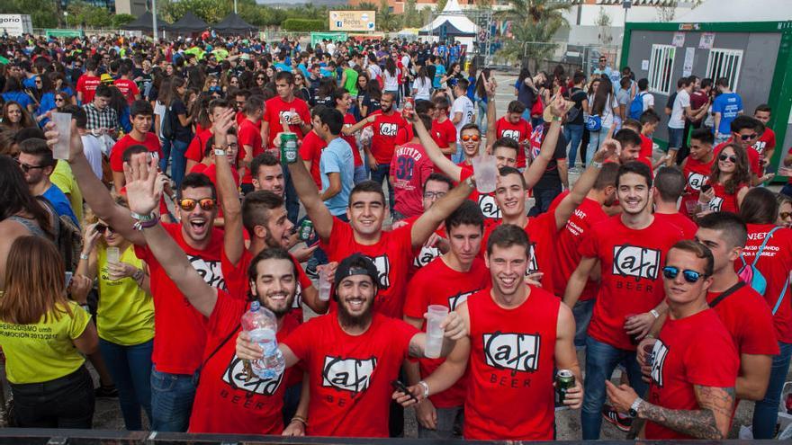 Jóvenes en la fiesta de la UMH