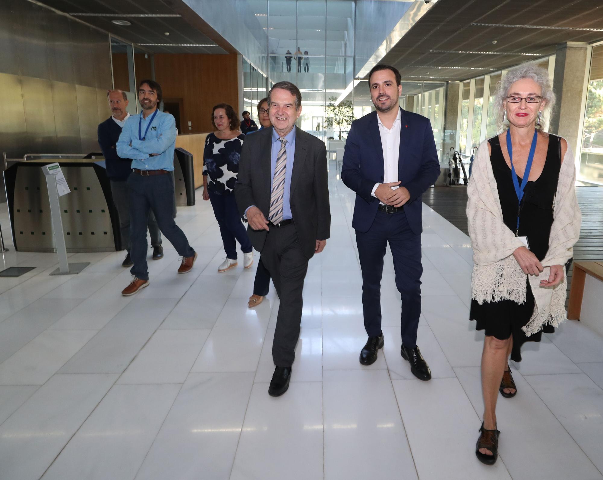 El ministro Alberto Garzón visita el Laboratorio Nacional de Biotoxinas Marinas de Vigo