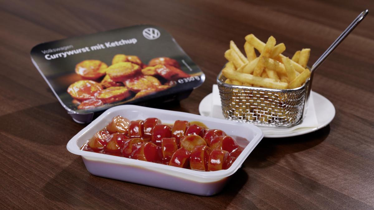 Salchichas Volkswagen currywurst con ketchup y patatas
