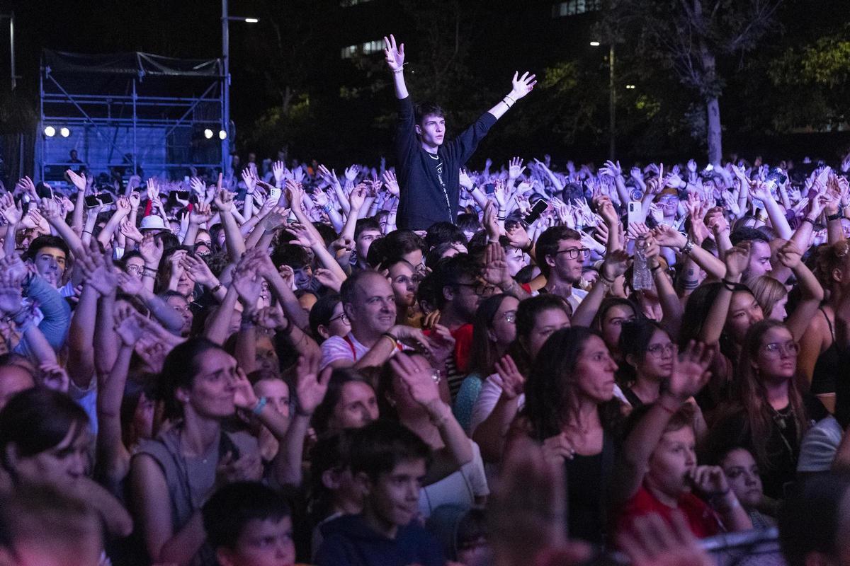 Ambiente durante uno de los conciertos de La Mercè 2023 en la calle Menéndez Pelayo