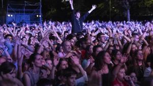 Ambiente durante uno de los conciertos de La Mercè 2023 en la calle Menéndez Pelayo