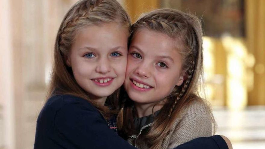 La princesa Leonor (izq.) y la infanta Sofía, en la tarjeta de felicitación de los Reyes. // Efe