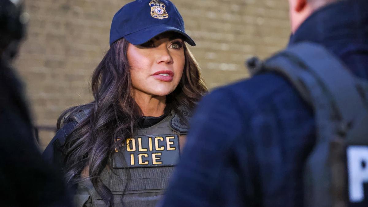 Archivo - January 28, 2025, New York City, Ny, United States: U.S Homeland Security Secretary Kristi Noem, dressed up in ICE tactical gear joins a raid to arrest illegal migrants, January 28, 2024 in New York City, New York.