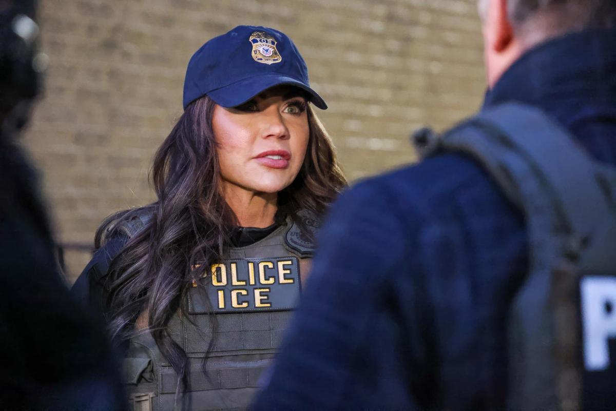 Archivo - January 28, 2025, New York City, Ny, United States: U.S Homeland Security Secretary Kristi Noem, dressed up in ICE tactical gear joins a raid to arrest illegal migrants, January 28, 2024 in New York City, New York.