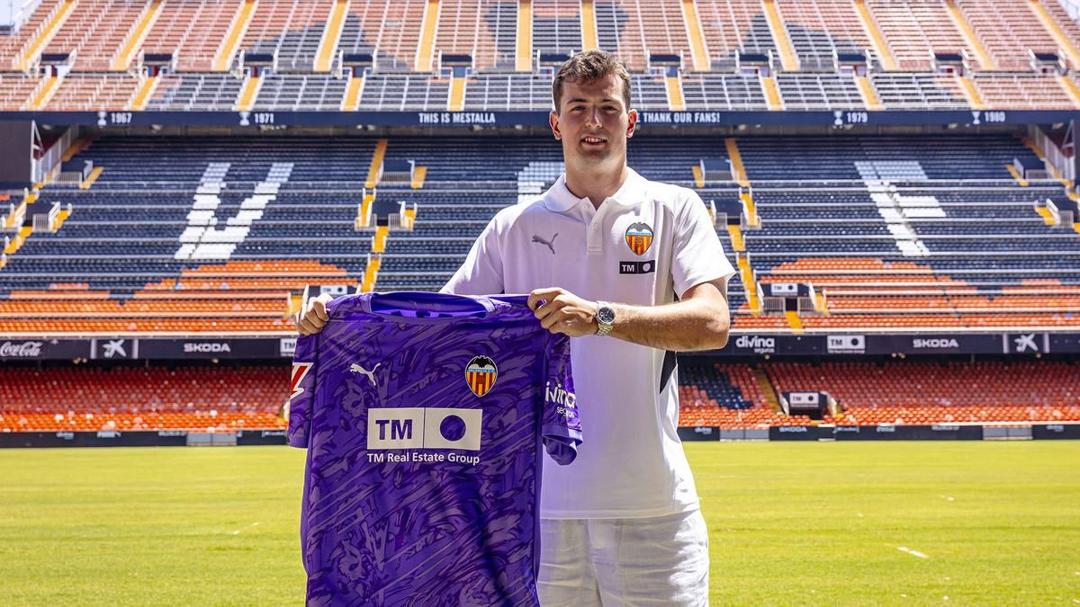 Julen Agirrezabala durante su presentación con el Valencia CF