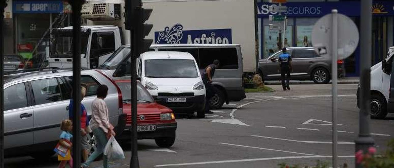 Varias de las furgonetas &quot;atrapadas&quot; ayer en la plaza de Pedro Menéndez cuando trataban de acceder a la plaza.