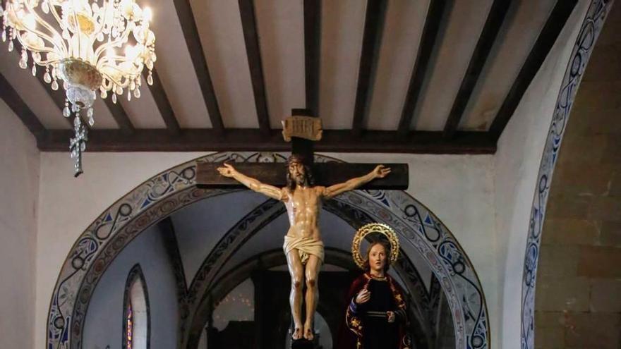 Asistentes, ayer por la tarde, al acto de presentación del nuevo paso de la Cofradía de San Juan Evangelista.