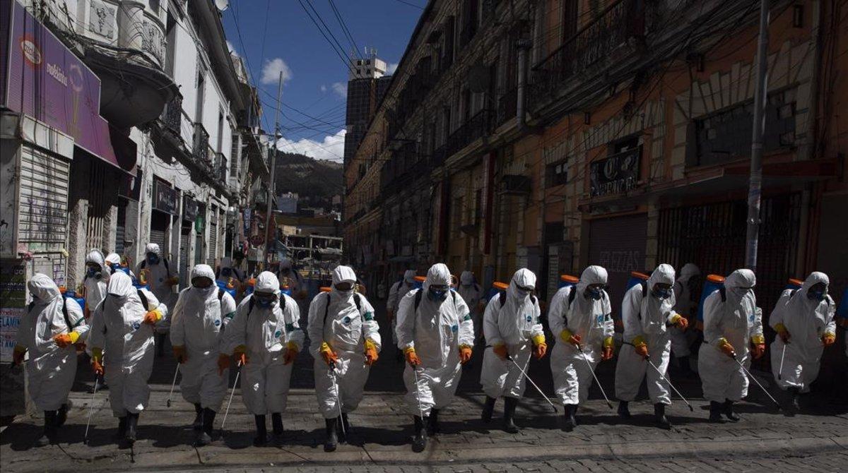 zentauroepp53012910 city workers fumigate a street to help contain the spread of200405100224 zentauroepp53012910 city workers fumigate a street to help contain the spread of200405100224