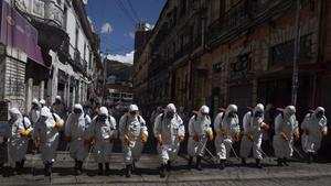 zentauroepp53012910 city workers fumigate a street to help contain the spread of200405100224