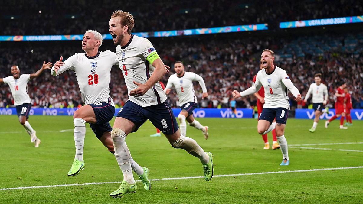 Kane corre junto a Foden tras marcar el segundo gol de Inglaterra. |  // REUTERS