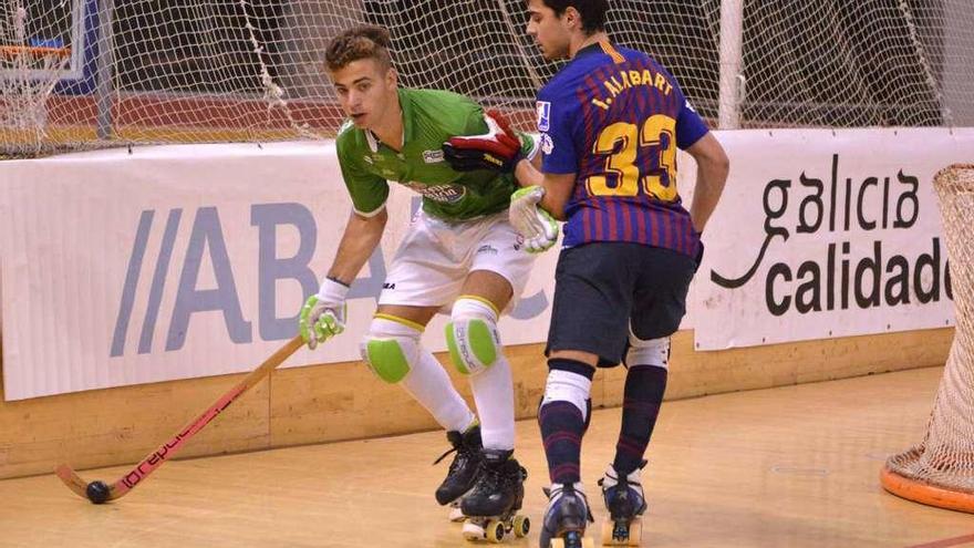 Fabrizio Ciocale, defendido por Ignacio Alabart en el partido entre el Liceo y el Barcelona que abrió la temporada en la OK Liga.