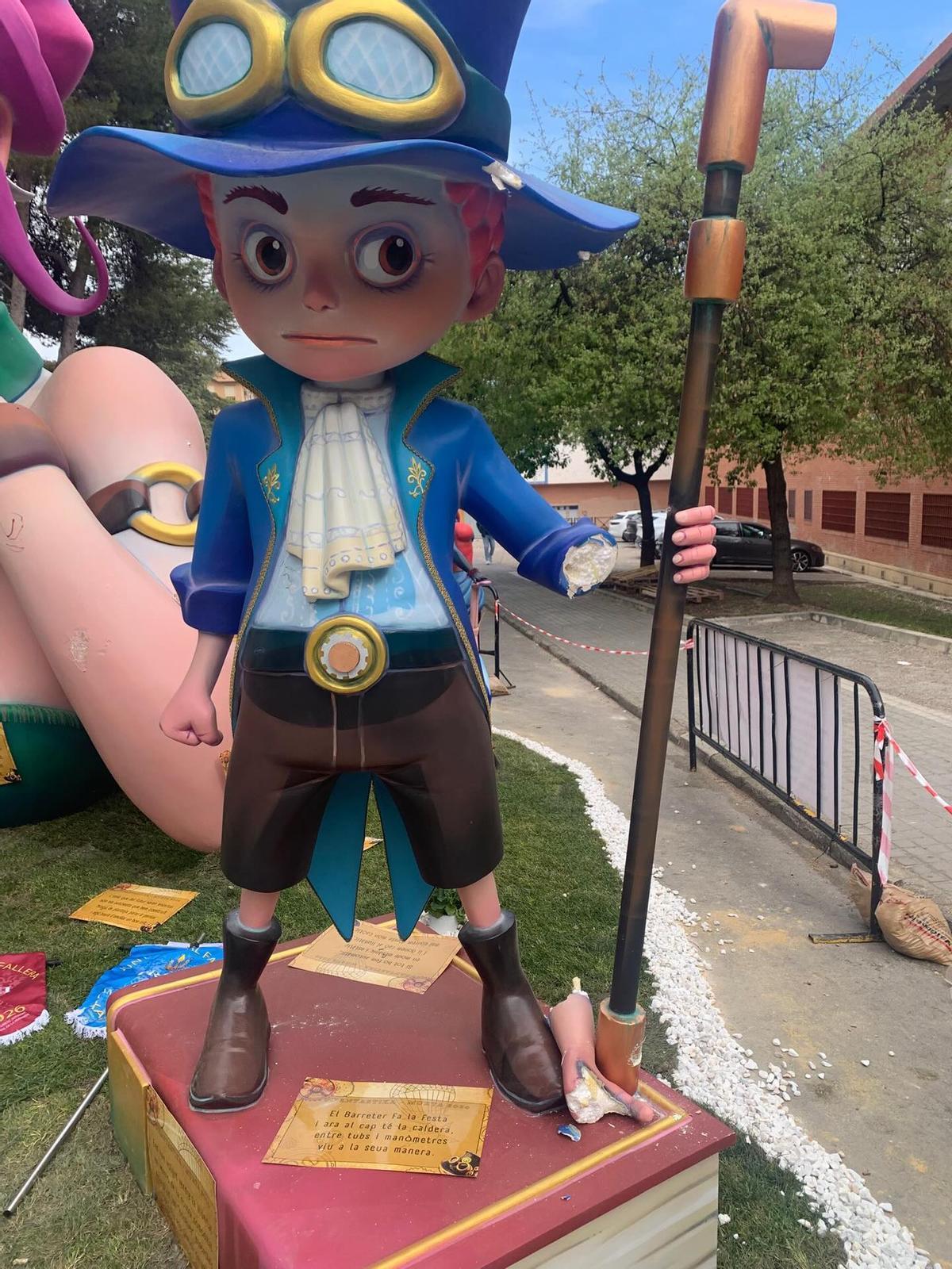 El primer ninot que fue atacado en la falla, el pasado lunes de madrugada.