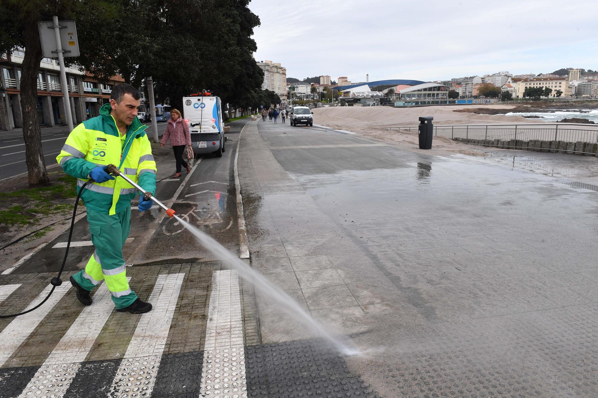 Alerta naranja por oleaje en A Coruña: Olas de 8 metros y arena hasta el paseo marítimo