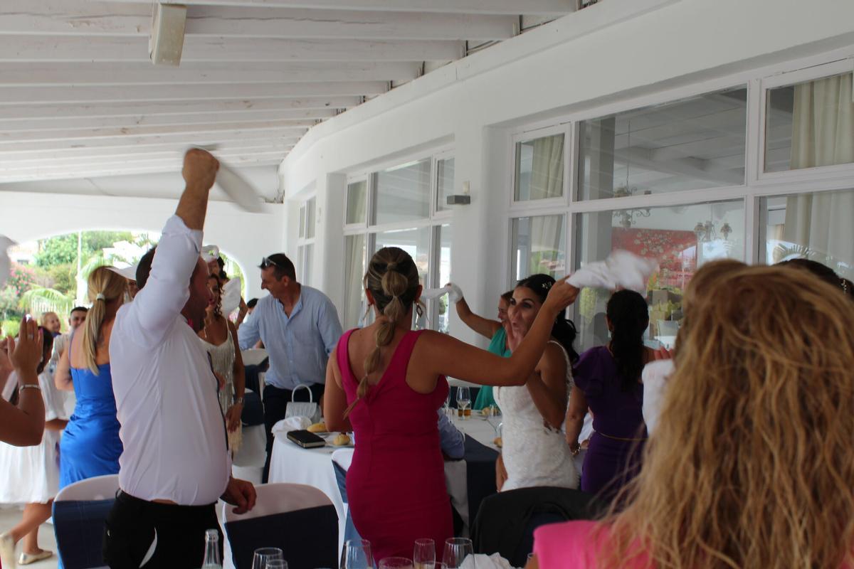 Invitados a una boda durante la celebración.