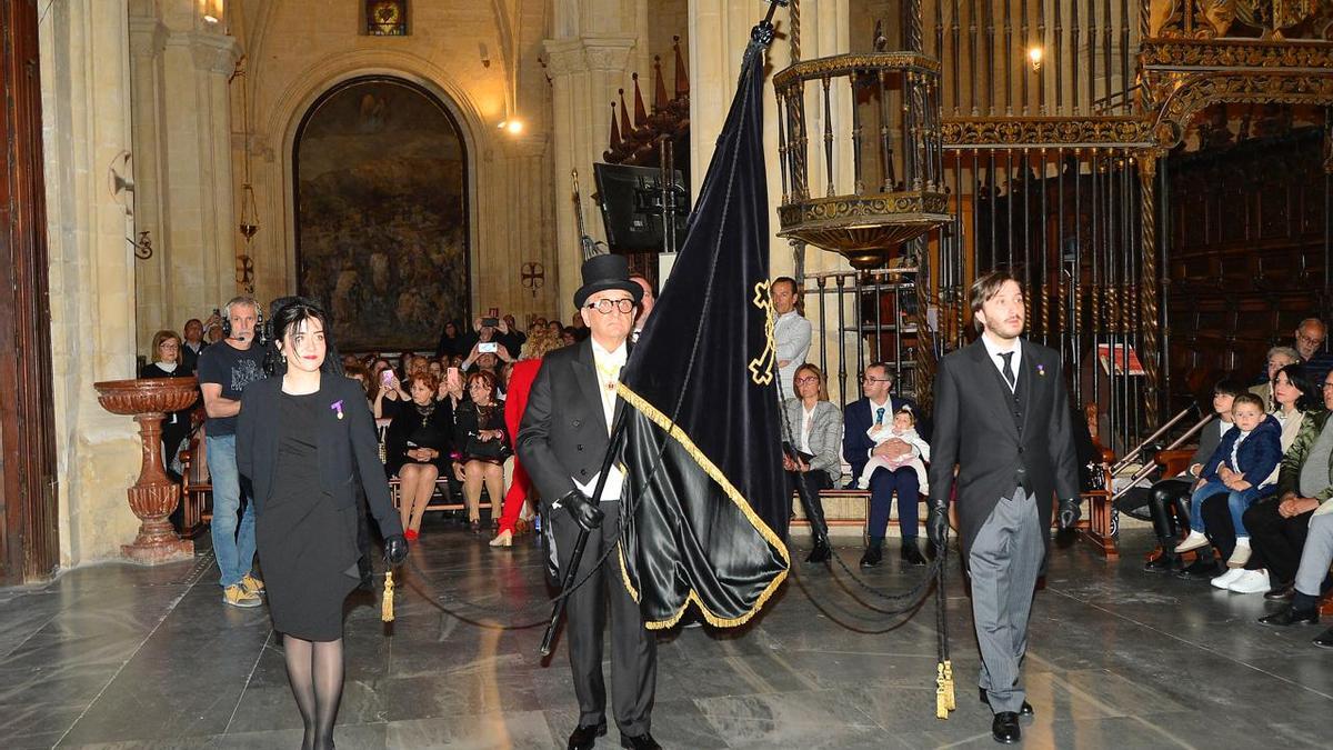 Procesión del Santo Entierro con el Caballero cubierto y La Diablesa en Orihuela