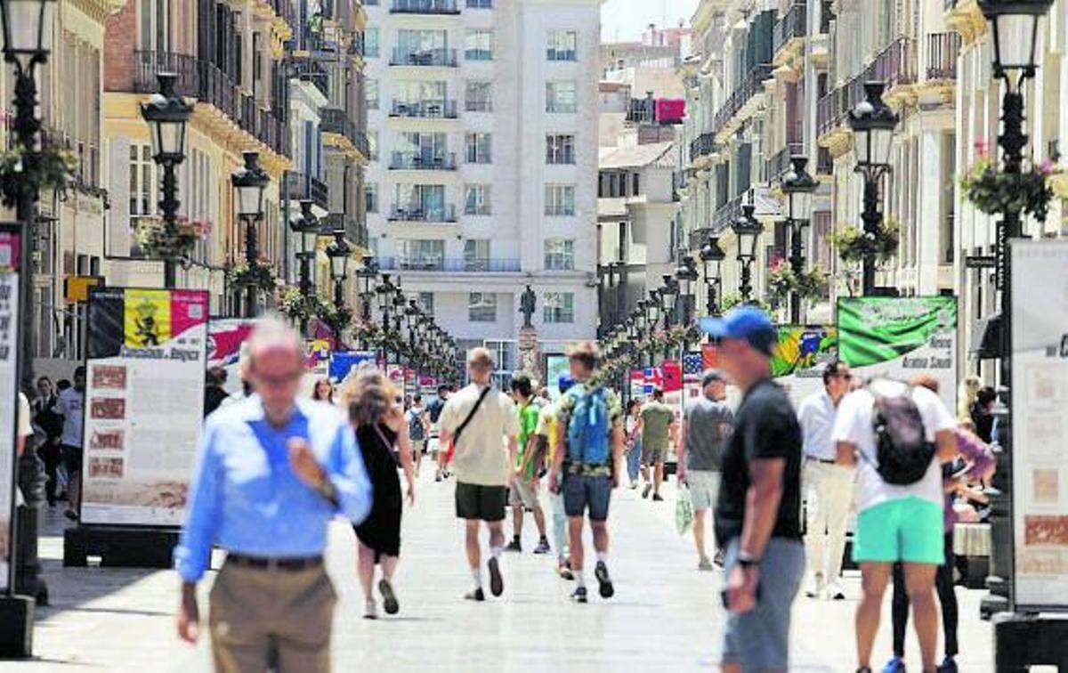 La calle Larios, propuesta por la AECC para ser espacio libre de humos. | ÁLEX ZEA