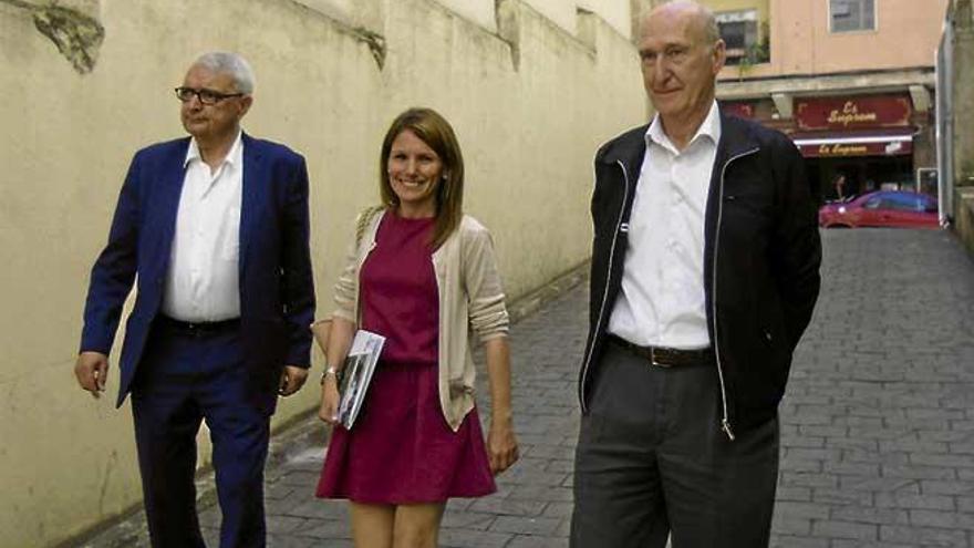 Jordi Lalucat, derecha, junto a dos abogados, entrando ayer a los juzgados de Vía Alemania.