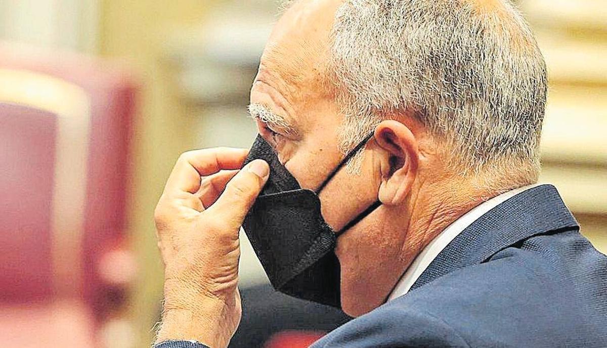 Casimiro Curbelo, en su escaño durante un pleno del Parlamento regional. | | MARÍA PISACA