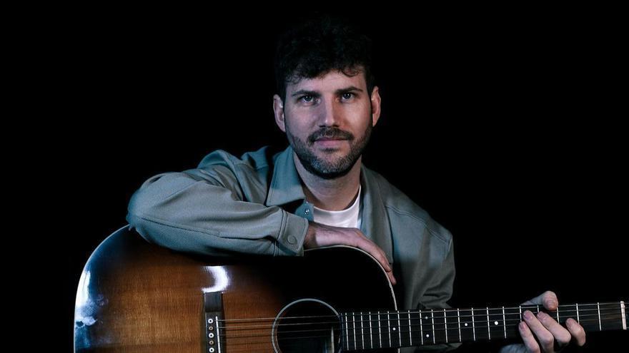 Hugo Torreiro, cantante coruñés: "Escribir esta canción me ayudó a superar el dolor por la muerte de mi abuelo"