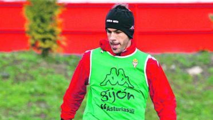 Mate Bilic, golpeando el balón con el exterior durante el entrenamiento de ayer.