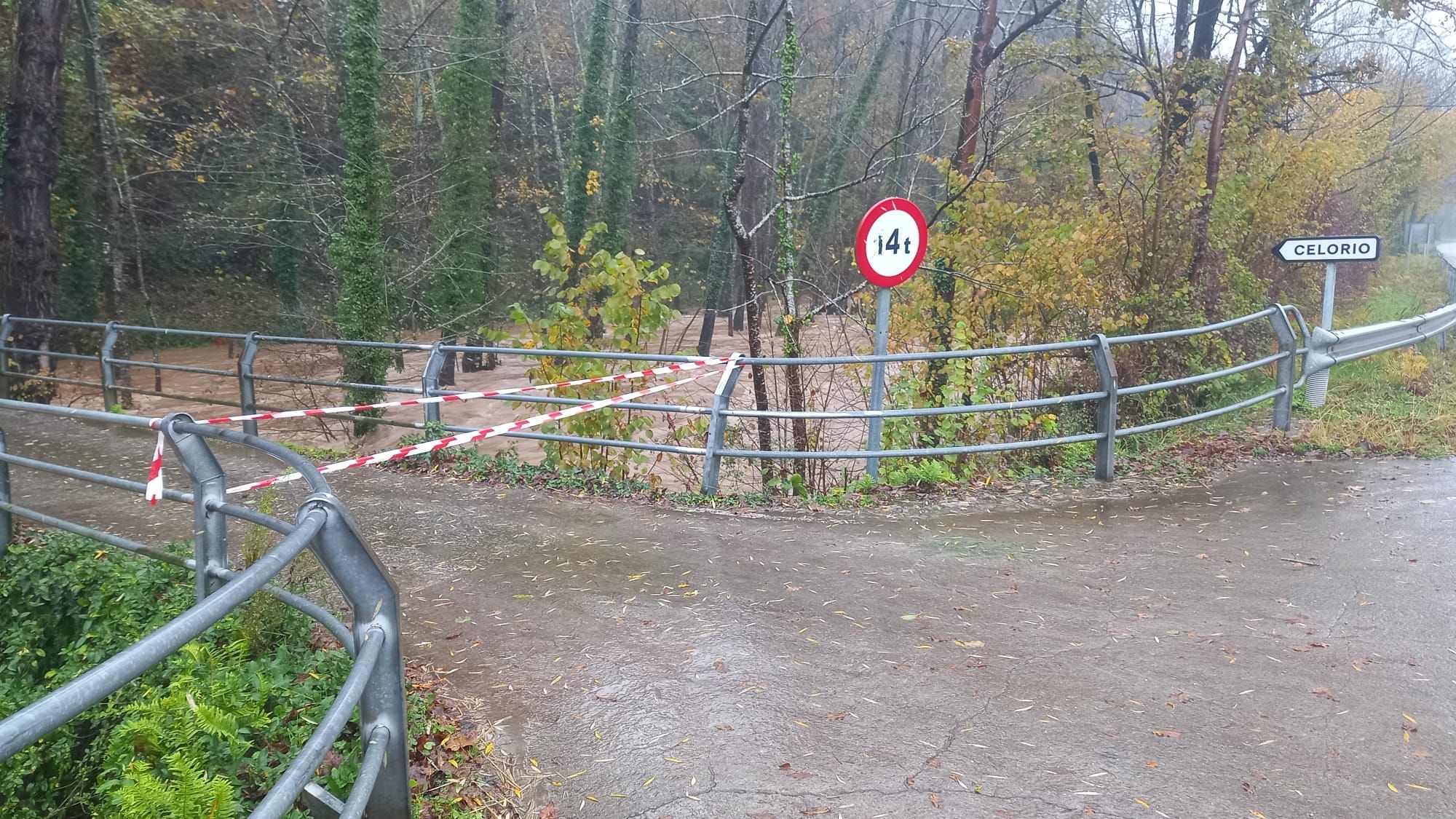 Temporal en Asturias: la lluvia complica la situación en muchos puntos de la región, con alerta amarilla