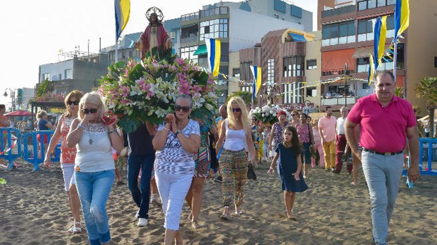 La tradicional procesión marítima-terrestre reúne a cientos de personas en Melenara