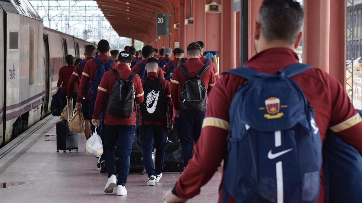 La plantilla del Eldense coge el tren a Vigo desde Chamartín tras hacer escala en Madrid.