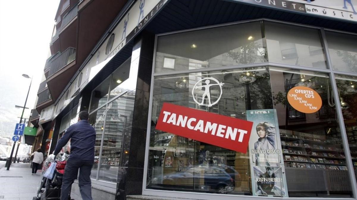 Liquidación por cierre de la última tienda de Tonet de la Música en Andorra la Vella, en abril del 2011.