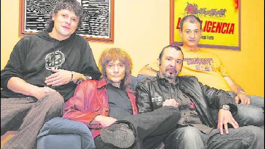 Por la izquierda, Anye Bao, Antonio Vega, Basilio Martí y Billy Villegas, tras su concierto en el teatro de La Felguera.