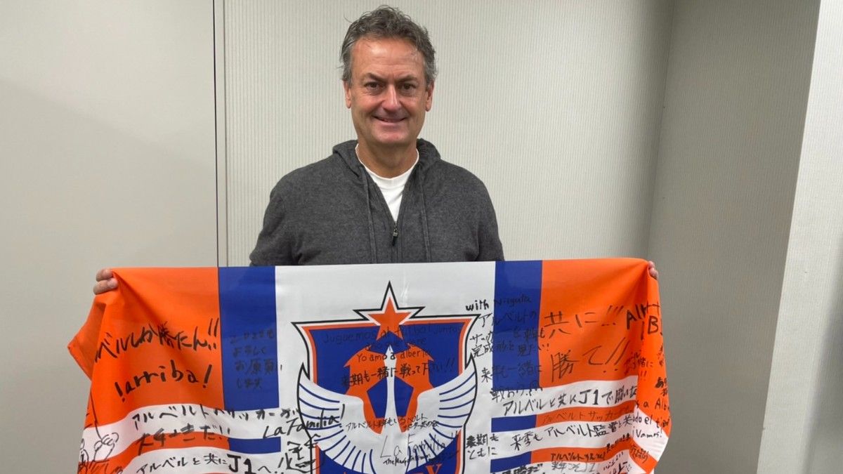 Albert Puig, con una bandera del Albirex