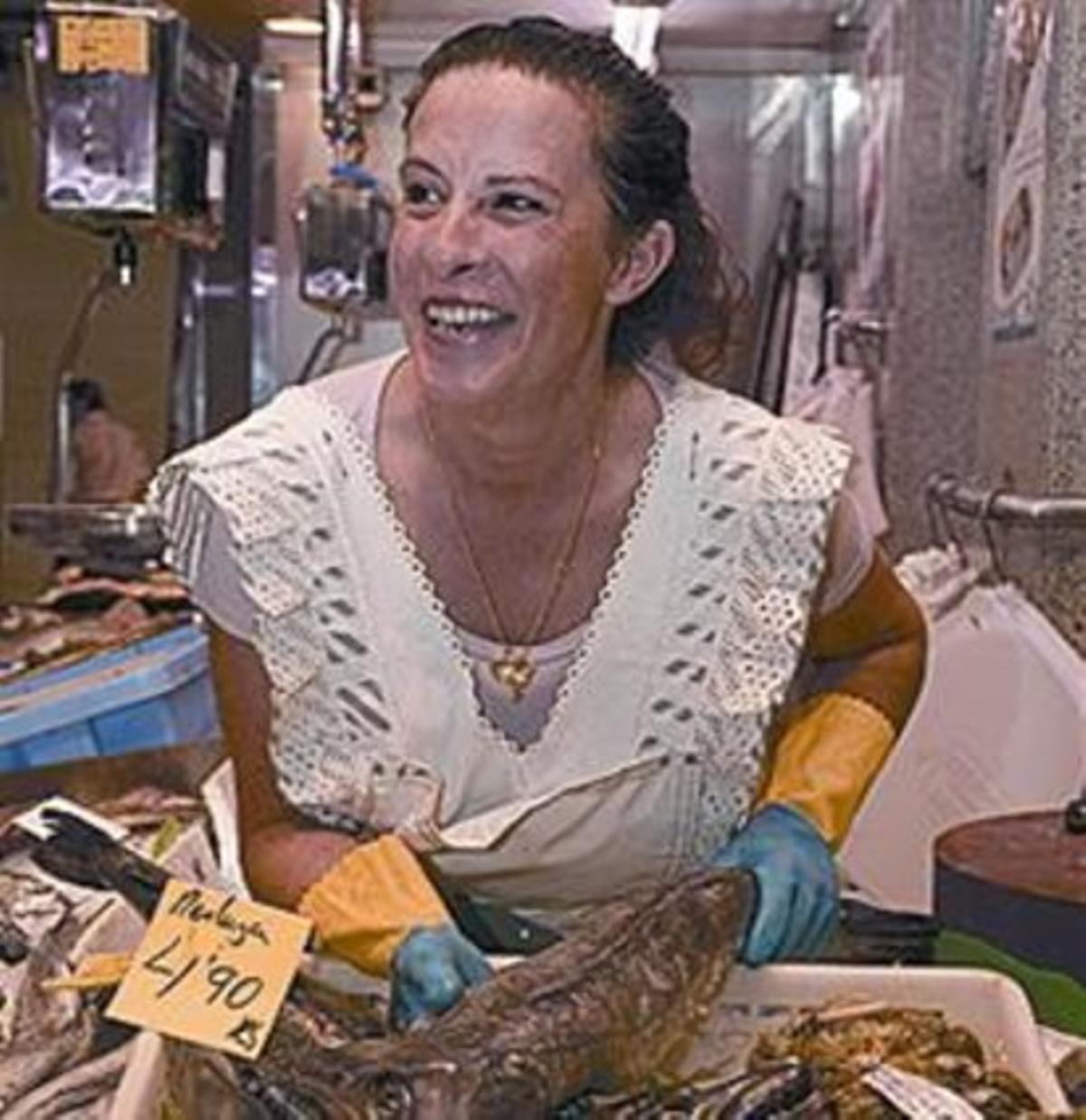 Esther Martí mostra un apetitós lluç. Esther Martí mostra un apetitós lluç.