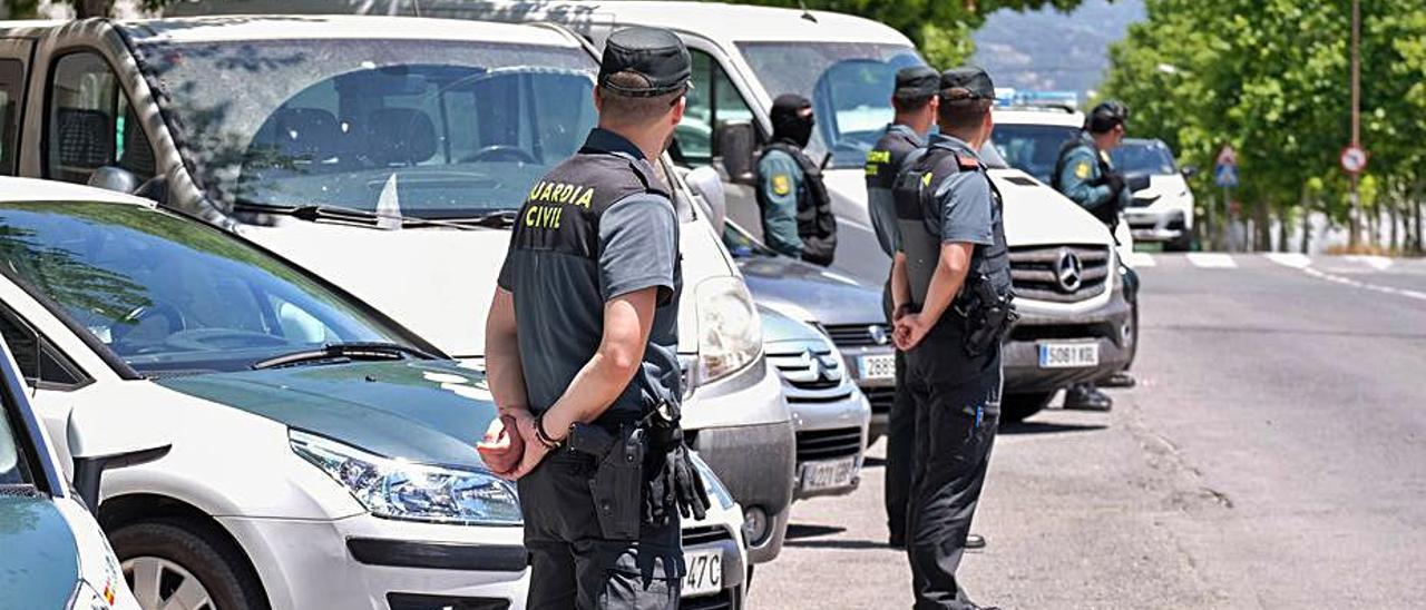 Agentes de la Guardia Civil en El Poblao de Villena. |