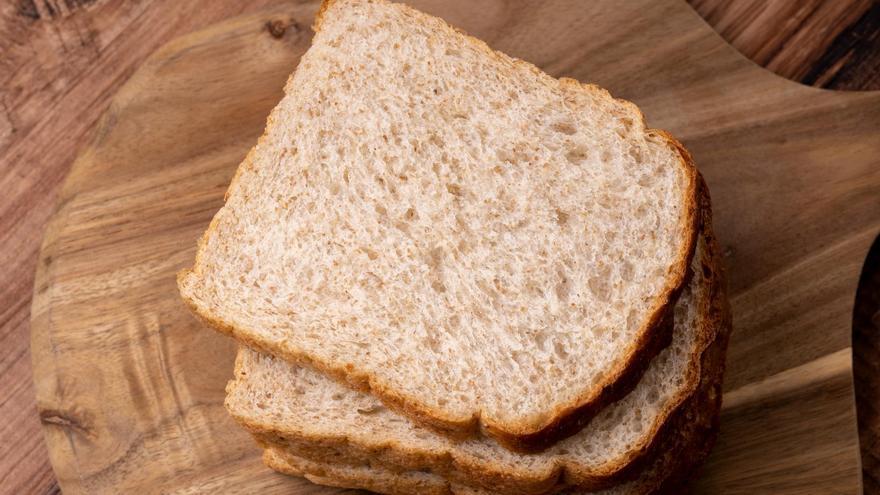 Alerta alimentaria: detectan posibles fragmentos de plástico en un pan integral