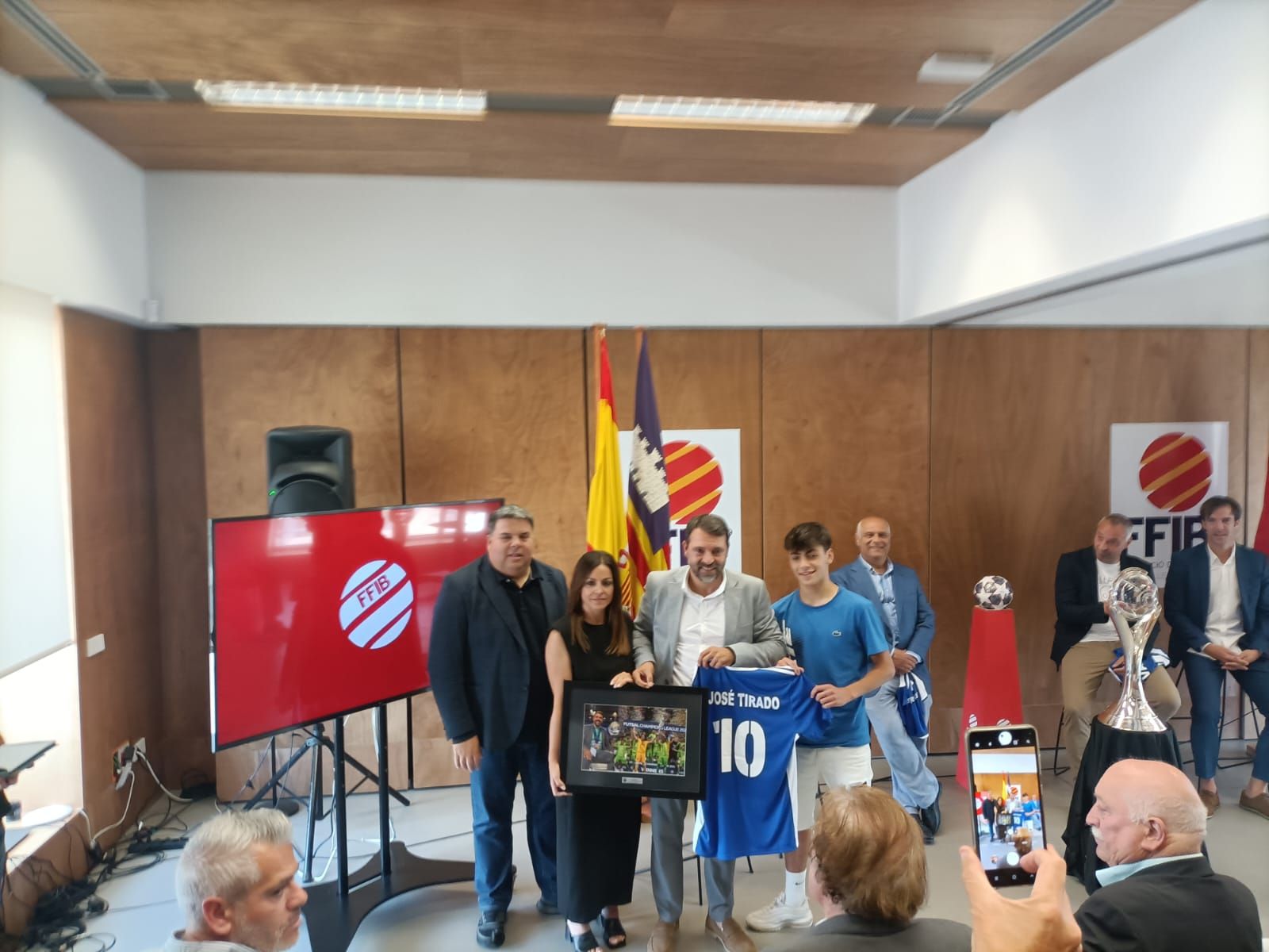 La balear de Fútbol homenajea al Mallorca Palma Futsal por el título de la Copa de Europa