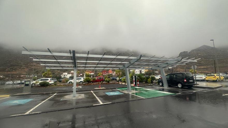 El Cabildo de La Gomera inicia la instalación de puntos de recarga autosuficientes para vehículos